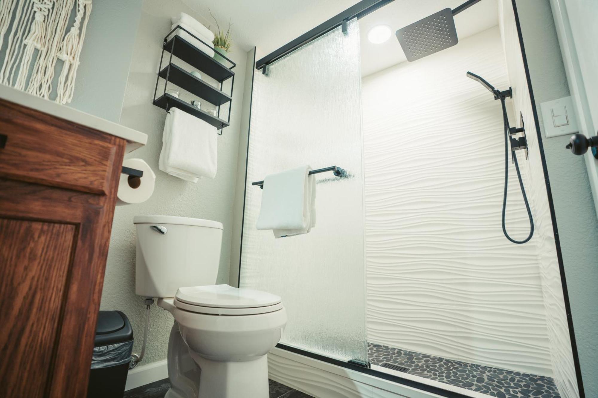 Windsor Retreat Private Basement Suite DEN 客房 照片